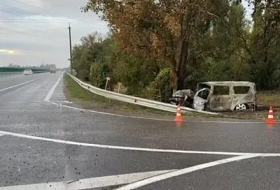 Врезалась в дерево и загорелась: два человека погибли в ДТП с легковушкой на Кубани