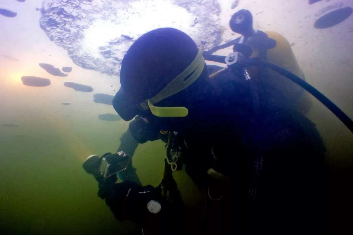 Есть и еще одна мистическая история, согласно которой много лет назад озеро прокляла ведьма, с тех пор вода в нем мертвая, и в озере не водится никакой живности. Есть и еще одна мистическая история, согласно которой много лет назад озеро прокляла ведьма, с тех пор вода в нем мертвая, и в озере не водится никакой живности.