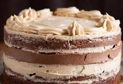 Сочные бисквитные коржи, нежный крем со вкусом вареной сгущенки и хрустящие орехи в прослойке. Мои дети его обожают  