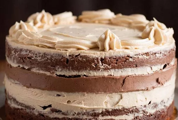 Сочные бисквитные коржи, нежный крем со вкусом вареной сгущенки и хрустящие орехи в прослойке. Мои дети его обожают  