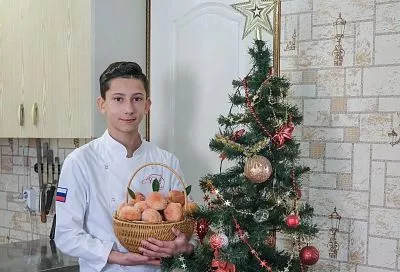 Мальчик с персиками: юный кондитер из Геленджика поздравил «Кубанские новости» с 35-летием