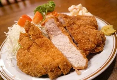 Курицу обожает вся семья, поэтому ее готовлю чаще всего. А сын даже умеет жарить филе в кляре