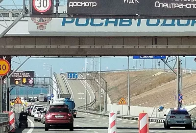 Около 500 машин скопилось на подъездах к Крымскому мосту