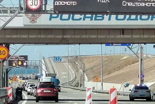 Около 500 машин скопилось на подъездах к Крымскому мосту