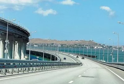 «Вынужденная мера». В Госдуме прокомментировали запрет на проезд электрокаров и гибридов по Крымскому мосту 