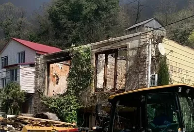 Добровольцы в Туапсе продолжают разбор завалов дома, где при атаке БПЛА в ночь на 16 апреля погибла девочка-подросток