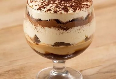 Нежная кремовая симфония за 20 минут: тирамису из двух ингредиентов, который затмевает магазинные десерты