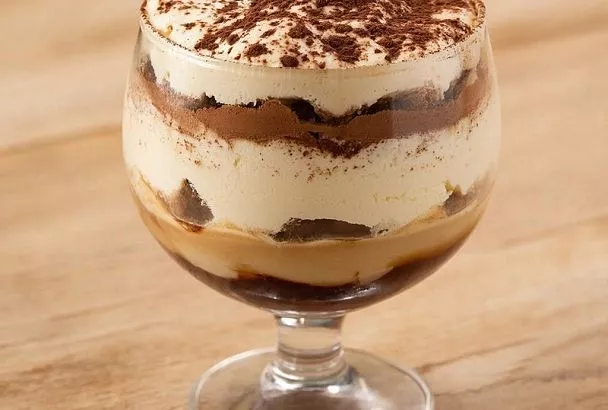 Нежная кремовая симфония за 20 минут: тирамису из двух ингредиентов, который затмевает магазинные десерты