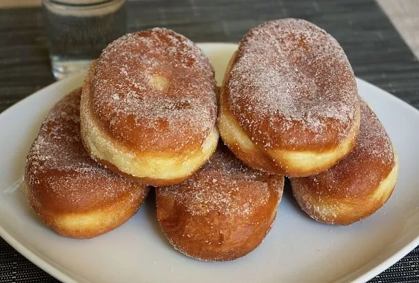Встречайте утро вкусно! Пышные пышки на кефире – готовятся проще простого: рецепт прилагается