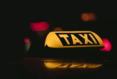 Петербург вводит запрет на найм иностранных таксистов с патентами до конца 2025 года