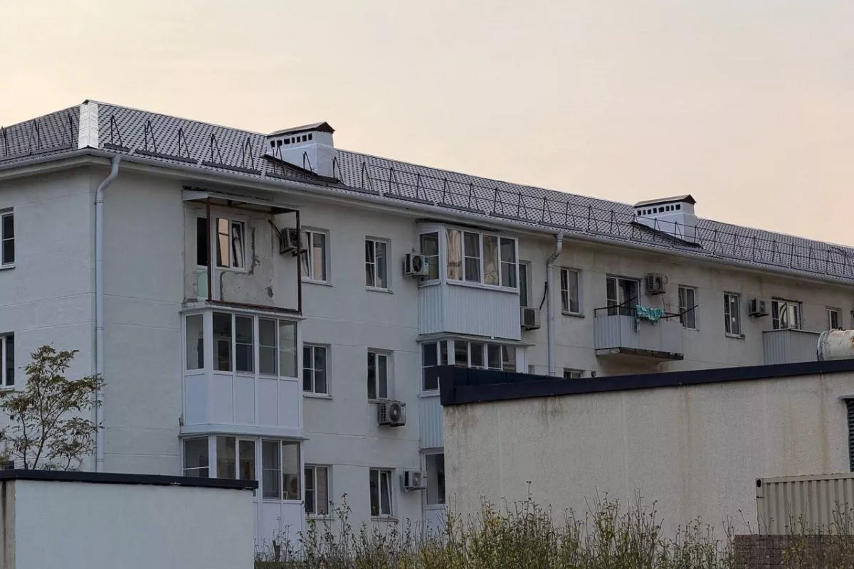В Новороссийске отремонтировали кровлю пострадавшей при атаке БПЛА многоэтажки