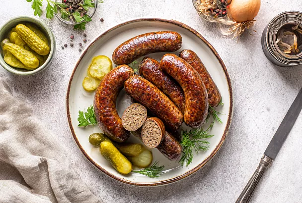 Измельчаю печень с салом, добавляю манку и молоко — и через час в духовке готова нежная домашняя колбаса