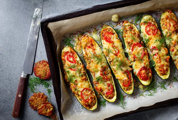 Фаршированные кабачки-лодочки с помидором и сыром