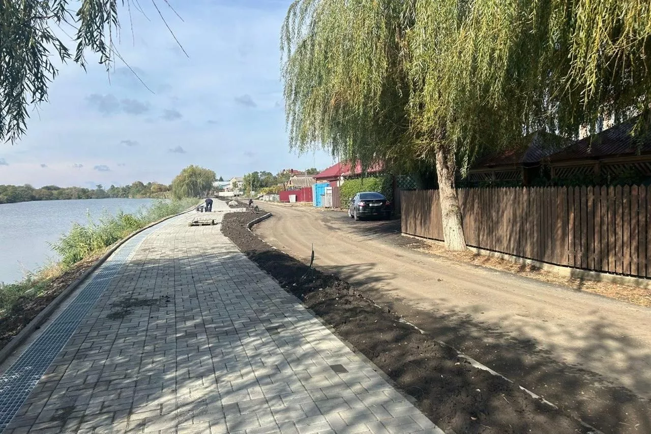 Благоустройство территории возле реки завершают в Выселковском районе