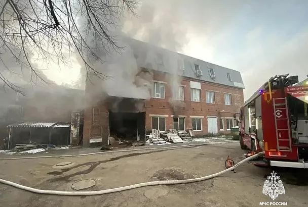 В Краснодаре горит мебельный цех
