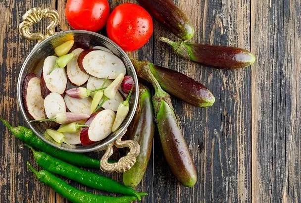 Везу с дачи баклажаны ящиками и все пускаю в дело - мариную их на зиму в банках