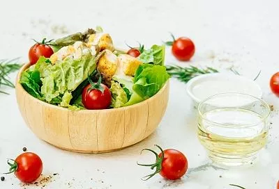 Смешал всё за 5 минут, и эта бюджетная заправка превратила самый простой салат в кулинарный шедевр – рецепт русской кухни