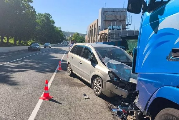 На трассе Джубга-Сочи водитель иномарки уснул за рулем и влетел в стоящую фуру. Погиб 9-летний ребенок