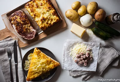 Мясо по-барски: сочные отбивные под сырной «шапочкой» с маринованными огурчиками