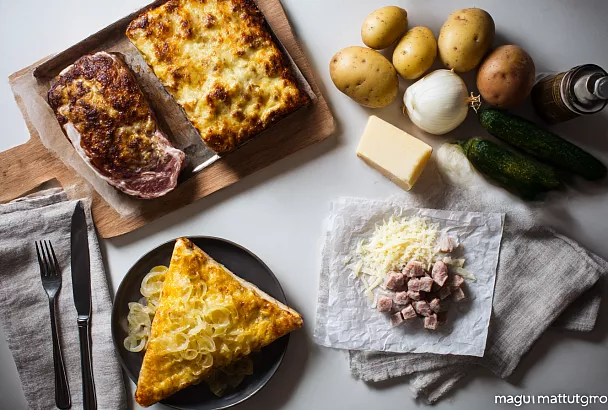 Мясо по-барски: сочные отбивные под сырной «шапочкой» с маринованными огурчиками