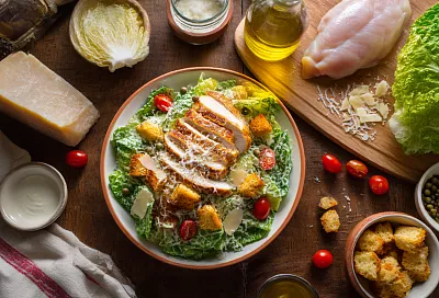 Цезарь, который разлетается первым: сочная курица, быстрый соус и хрустящие крутоны