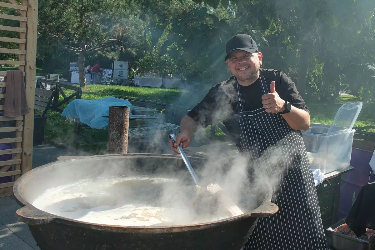 На берегу озера Абрау часто проводят гастропраздники. К примеру, недавно шеф-повар сварил огромный котел вкусной и ароматной ухи из черноморской рыбы и угостил блюдом всех желающих. 