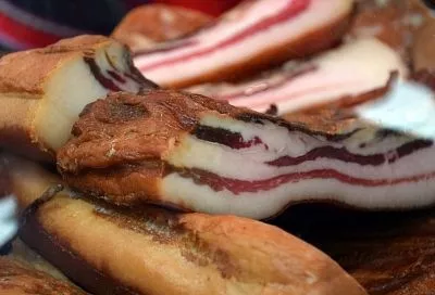 Копченое, с дымком и тающее во рту - сало, которое вы легко приготовите дома: рецепт прилагается!