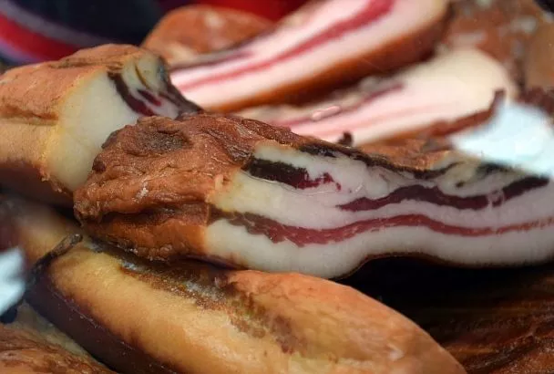 Копченое, с дымком и тающее во рту - сало, которое вы легко приготовите дома: рецепт прилагается!