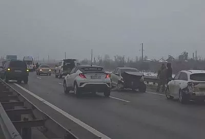 Порядка 20 автомобилей столкнулись на трассе под Горячим Ключом из-за гололеда