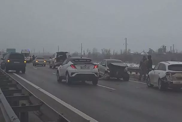 Порядка 20 автомобилей столкнулись на трассе под Горячим Ключом из-за гололеда