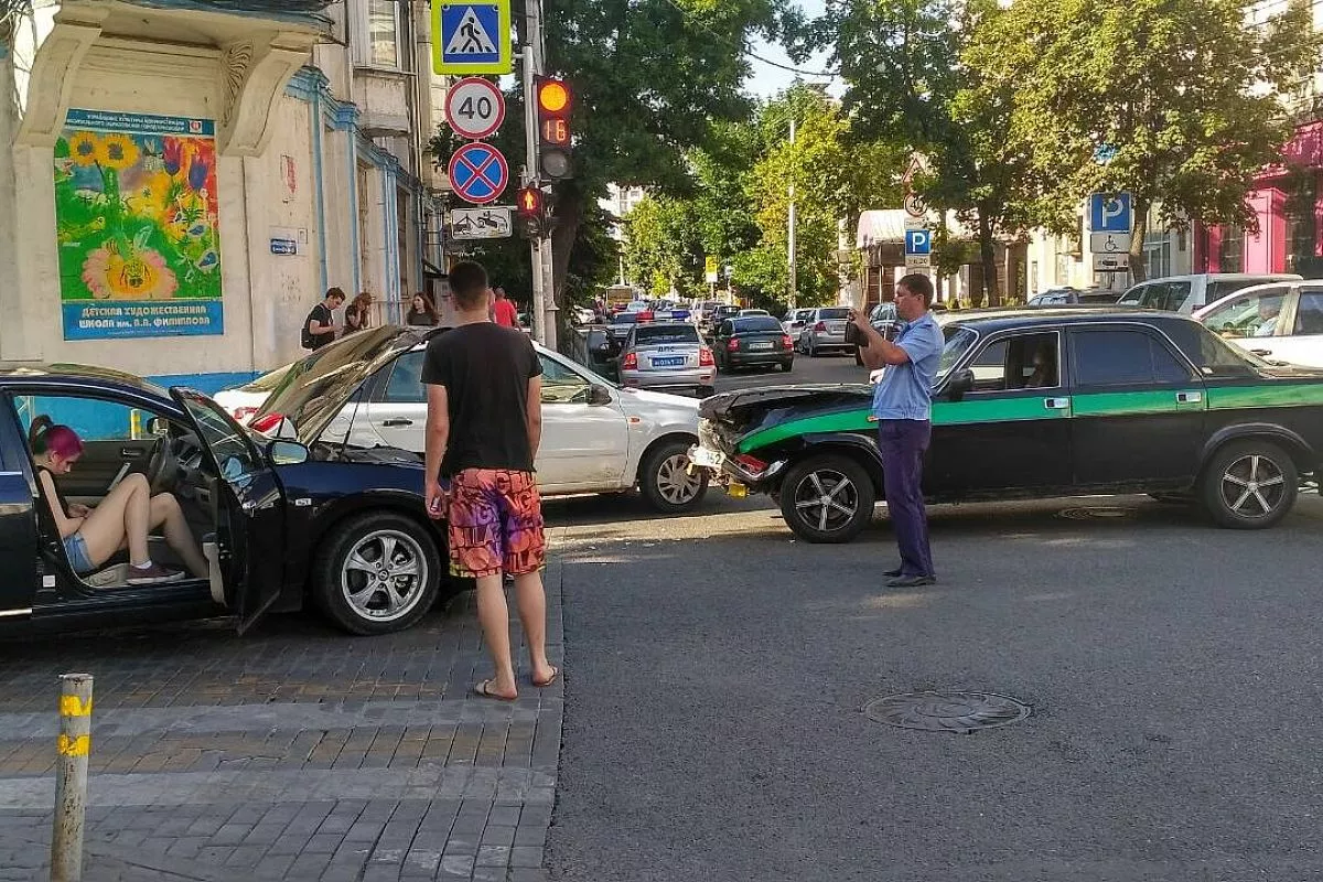 20 июня. ДТП на пересечении улиц Красноармейской и Чапаева в Краснодаре.