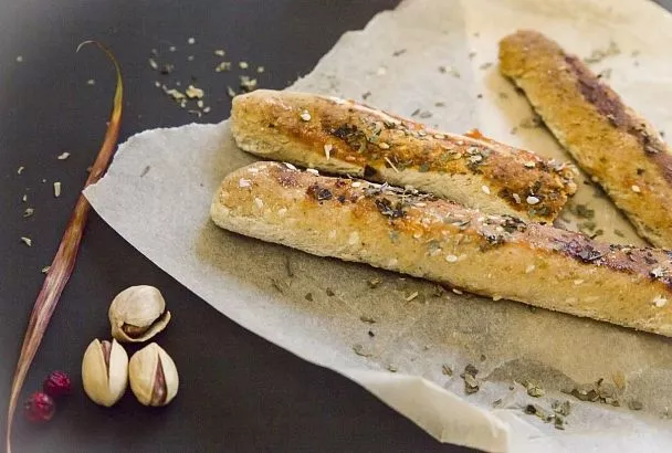 Готовим хрустящие палочки с кунжутом и чесноком к обеду: устать не успеете!