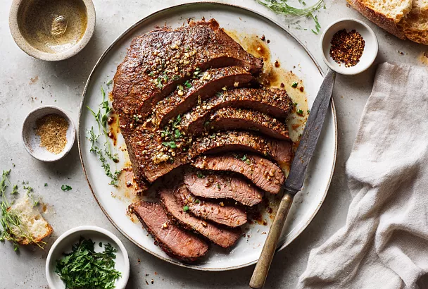 Варю язык в двух водах, обсыпаю паприкой — и на столе нежный деликатес