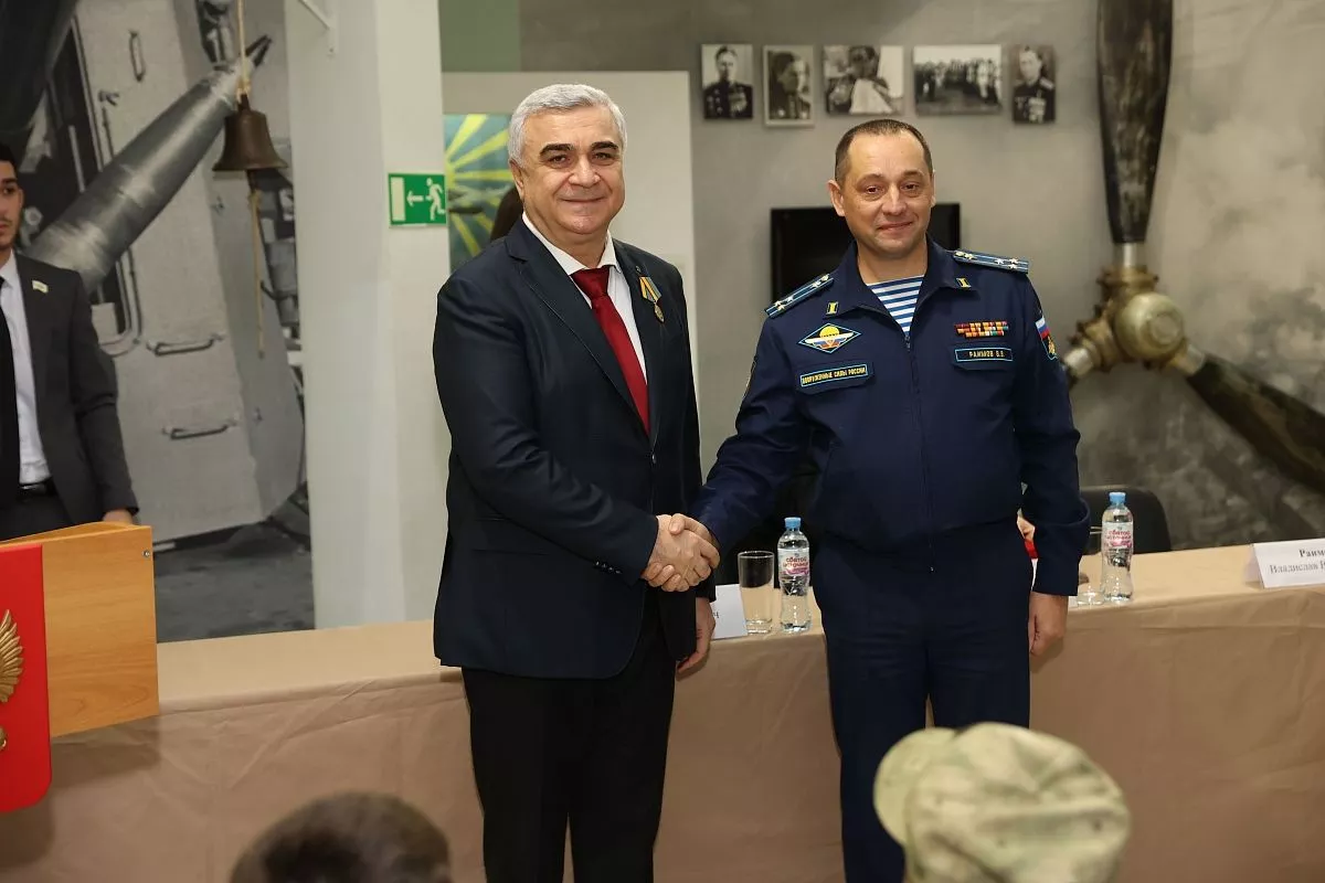 Камо Айрапетян награждается медалью «За укрепление боевого содружества».