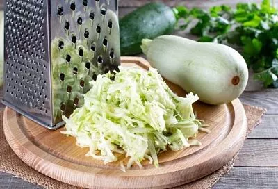 Смешал тертый кабачок с лавашом — и на сковородку: готовим легкий пирог за 30 минут