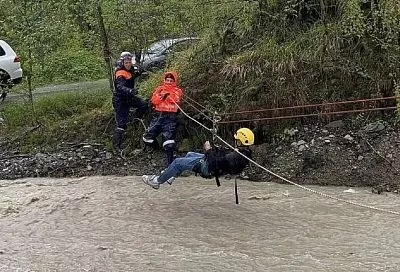 В Сочи спасатели эвакуировали пять человек с затопленного берега реки