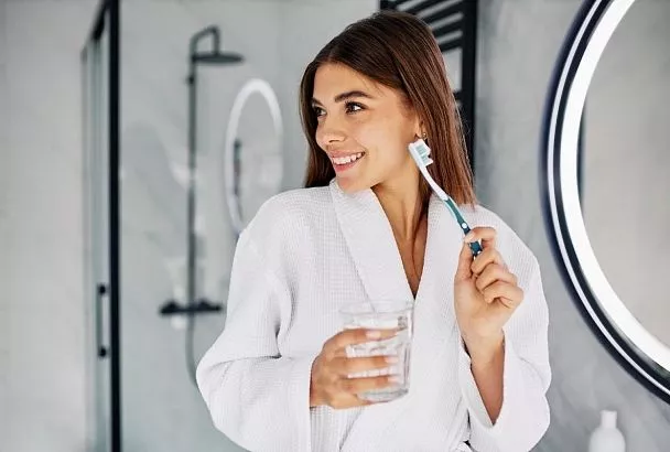 Утро будет добрее, если перед сном не забыть почистить зубы. Вот почему вечерний уход за зубами важнее утреннего