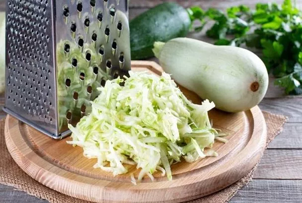 Смешал тертый кабачок с лавашом — и на сковородку: готовим легкий пирог за 30 минут