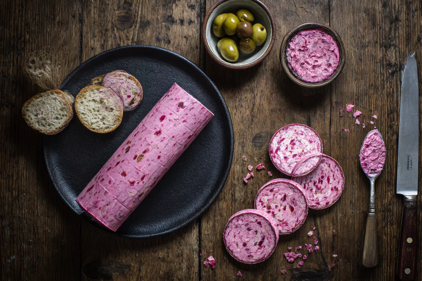 Свекольная закуска с творогом и оливковым рассолом