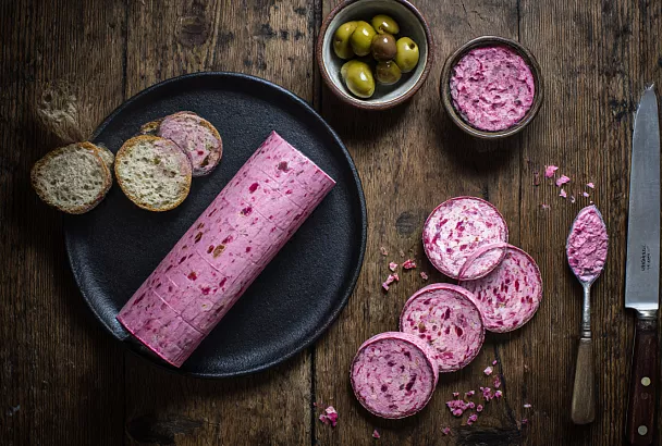 Свекольная закуска с творогом и оливковым рассолом