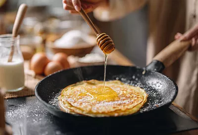 Ленивый алжирский завтрак на сковороде: нужны лишь яйца, мука, молоко, масло и мед