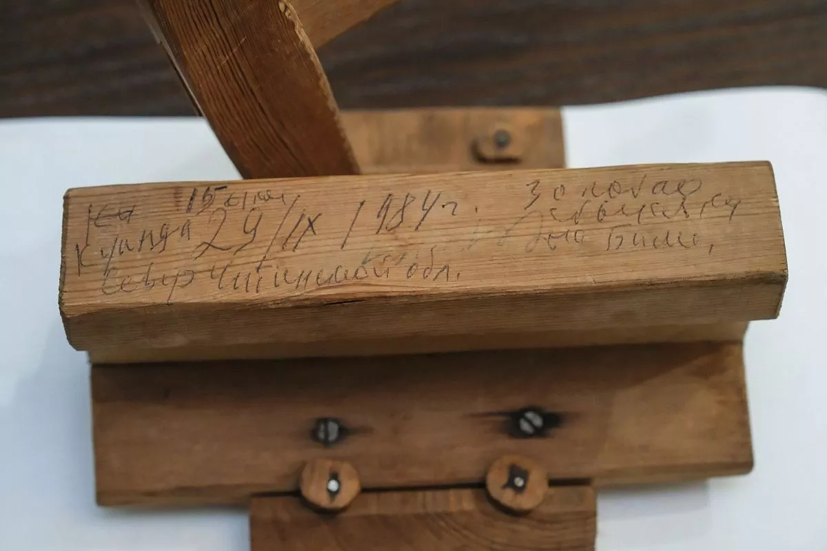 Сувенирный кусочек БАМовского рельса до сих  пор хранится в семейной коллекции.