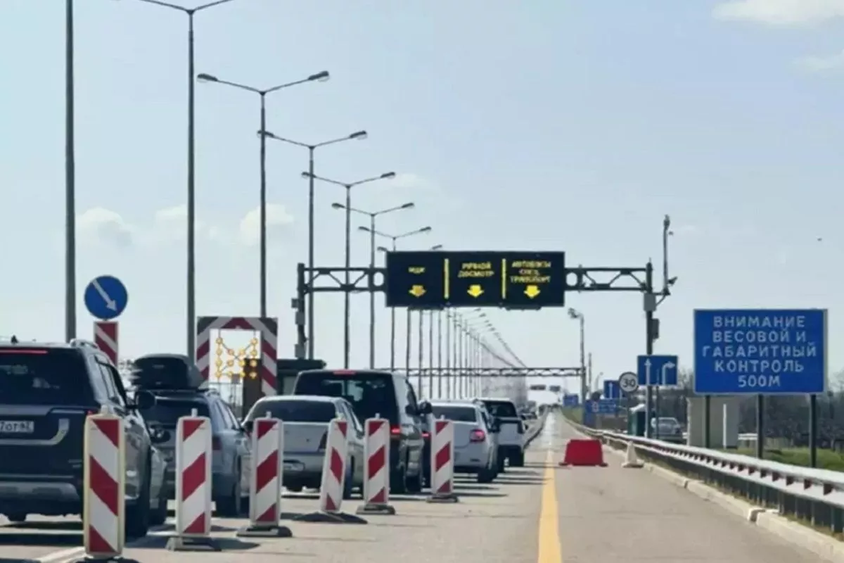 Время ожидания - больше трех часов. Свыше 1 тыс. машин скопилось у Крымского моста