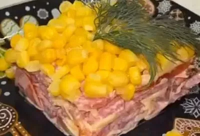 Новогодний салат без готовки: 4 ингредиента, 15 минут готовки и эффектное блюдо украшает ваш стол