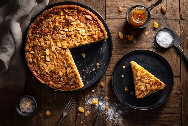 Миндальный тарт с хрустящей корочкой: рождественский десерт из простых продуктов