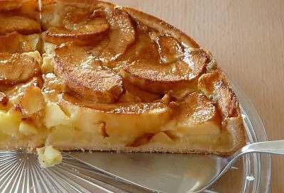 Только из самых дешевых кислых яблок получается самая пышная и нежная «Шарлотка»: рецепт для мультиварки