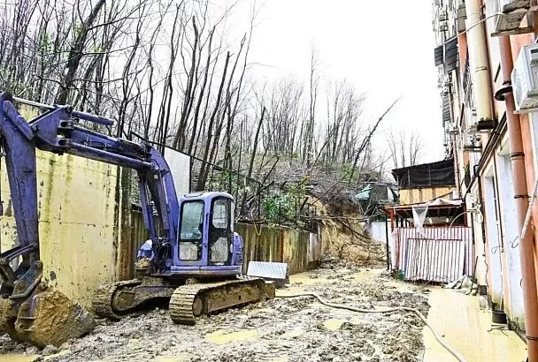 Мэр Сочи назвал ситуацию с подвижками грунта в Хостинском и Адлерском районах сложной, но контролируемой