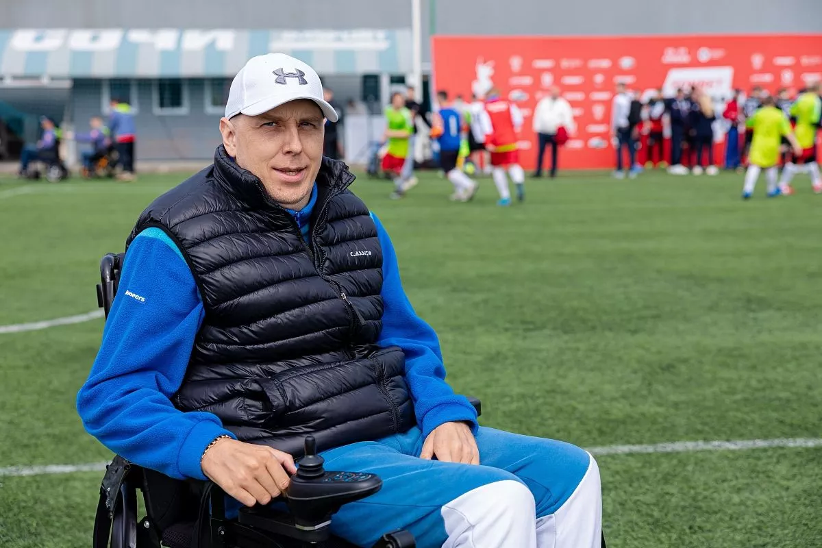 Три года назад Михаил Грищенко создал команду по ПОДА-футболу. На днях она завоевала свою первую бронзу, а Михаил вошел в состав сборной России по футболу на электроколясках. Три года назад Михаил Грищенко создал команду по ПОДА-футболу. На днях она завоевала свою первую бронзу, а Михаил вошел в состав сборной России по футболу на электроколясках.