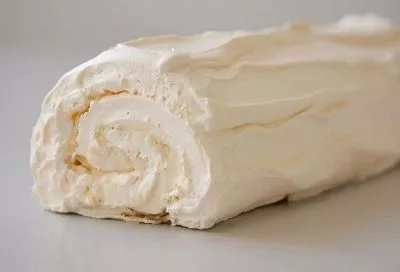 Меренговый рулет: нежный десерт с хрустящей корочкой всего за 1 час - справится даже новичок