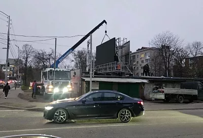 Незаконный рекламный экран демонтировали на пересечении улиц Стахановской и Круговой в Краснодаре